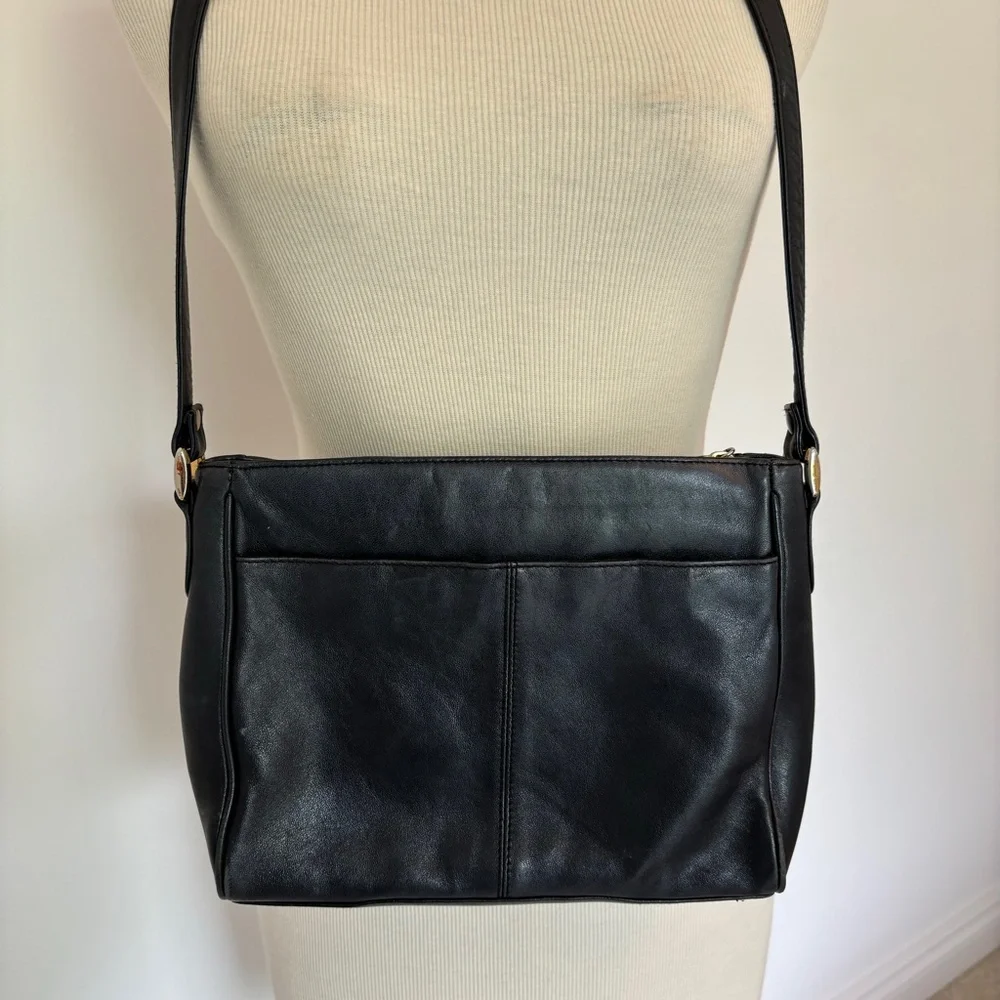 Vintage Navy leather Etienne Aigner adjustable shoulder bag